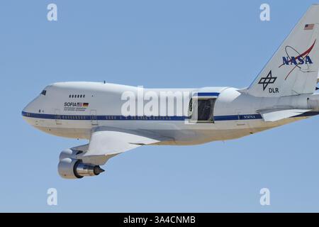 Boeing 747 modifié avec l'enregistrement N747NA qui abritait SOFIA, Observatoire stratosphérique d'astronomie infrarouge. Avion montré lors d'un passage bas. Banque D'Images