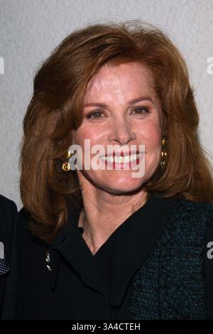 Nov. 24, 2002 - Beverly Hills, CALIFORNIA, USA - STEPHANIE POWERS ..K27298TR  NORBY WALTER'S 21ST ANNUAL PRE-HOLIDAY PARTY.THE FRIARS CLUB, BEVERLY HILLS, CA.NOV. 24, 2002. TOM RODRIGUEZ/   2002.(Credit Image: © Globe Photos/ZUMAPRESS.com) Stock Photo