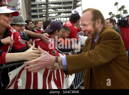 17 janvier 2003 - Tampa, FL, USA - Malcolm Glazer, propriétaire des Buccaneers de Tampa Bay, serre la main des fans dans une image de fichier de janvier 2003. Glazer, qui possédait également la Manchester United de la premier League anglaise, est décédé le mercredi 28 mai 2014 à 85 ans. (Crédit image : © Toni l Sandys/MCT/ZUMAPRESS.com) Banque D'Images