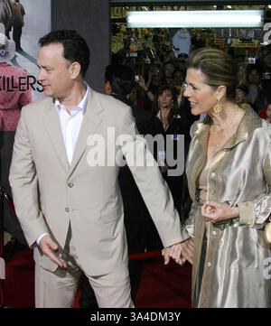 12 MARS 2004 - HOLLYWOOD, CALIFORNIE, ÉTATS-UNIS - K35466TR.THE LADYKILLERS PREMIÈRE MONDIALE AU EL CAPITAN THEATRE, HOLLYWOOD, CALIFORNIE.03/12/04. TOM RODRIGUEZ/ 2004.TOM HANKS ET RITA WILSON. (Crédit image : © Globe photos/ZUMAPRESS.com) Banque D'Images