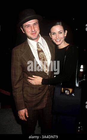 8 mai 2005 - K13680TR.'' L'ALARMISTE '' PREMIÈRE À SANTA MONICA , CA. DAVID ARQUETTE ET COURTNEY COX. TOM RODRIGUEZ- 1998(crédit image : © Globe photos/ZUMAPRESS.com) Banque D'Images