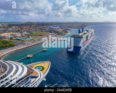 MSC Divina et Celebrity Cruise Reflection amarrée au terminal de croisière de Curaçao à Otrobanda, ville de Willemstad, Curaçao. Banque D'Images