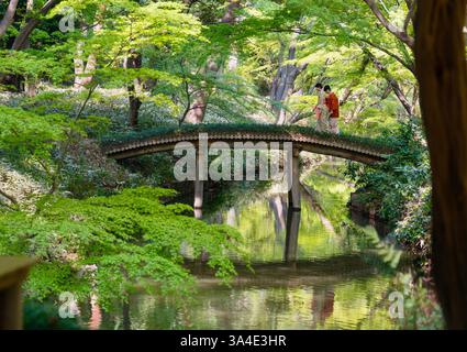 Deux femmes vêtues de kimono coloré se promènent dans les jardins de Rikugien dans le quartier de Komagome à Tokyo, au Japon. Banque D'Images