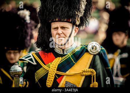 7 septembre 2013 - Braemar, Écosse, Royaume-Uni - Un Drum Major participe aux Jeux annuels de Braemer Highland au Parc commémoratif de la Princesse Royale et du Duc de Fife - S.M. la Reine avec S.A.R. le Prince Philip et le Prince Charles ont assisté au Braemar Royal Highland Gathering 2013 qui s'est tenu au Parc commémoratif de la Princesse Royale et du Duc de Fife. Sa Majesté a également décerné des trophées aux gagnants. (Crédit image : © Matthias Oesterle/ZUMA Wire/ZUMAPRESS.com) Banque D'Images