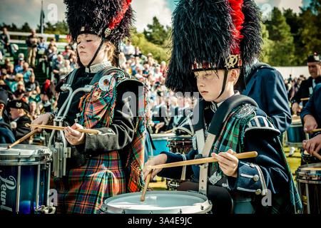 7 septembre 2013 - Braemar, Écosse, Royaume-Uni - Un orchestre de pipes participe à la marche pendant les Jeux annuels des Highlands de Braemer au Princess Royal and Duke of Fife Memorial Park - S.M. la Reine avec S.A.R. le Prince Philip et le Prince Charles ont assisté au Braemar Royal Highland Gathering 2013 qui s'est tenu au Princess Royal and Duke of Fife Memorial Park. Sa Majesté a également décerné des trophées aux gagnants. (Crédit image : © Matthias Oesterle/ZUMA Wire/ZUMAPRESS.com) Banque D'Images