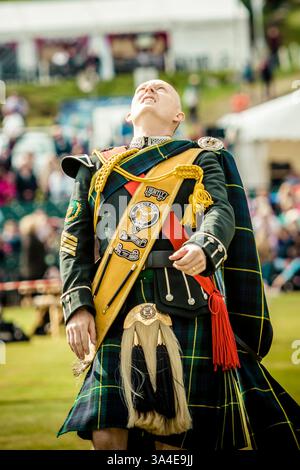 7 septembre 2013 - Braemar, Écosse, Royaume-Uni - Un major de tambour participant aux Jeux annuels des Highlands de Braemer au Princess Royal and Duke of Fife Memorial Park veille sur la masse - S.M. la Reine avec S.A.R. le Prince Philip et le Prince Charles ont assisté au Braemar Royal Highland Gathering 2013 qui s'est tenu au Princess Royal and Duke of Fife Memorial Park. Sa Majesté a également décerné des trophées aux gagnants. (Crédit image : © Matthias Oesterle/ZUMA Wire/ZUMAPRESS.com) Banque D'Images