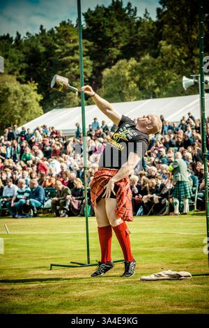 7 septembre 2013 - Braemar, Écosse, Royaume-Uni - un athlète lance un poids lors des Jeux annuels de Braemer Highland au Princess Royal and Duke of Fife Memorial Park - S.M. la Reine avec S.A.R. le Prince Philip et le Prince Charles ont assisté au Braemar Royal Highland Gathering 2013 qui s'est tenu dans le Princess Royal and Duke of Fife Memorial Park. Sa Majesté a également décerné des trophées aux gagnants. (Crédit image : © Matthias Oesterle/ZUMA Wire/ZUMAPRESS.com) Banque D'Images