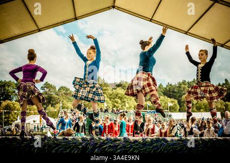 7 septembre 2013 - Braemar, Écosse, Royaume-Uni - compétition de danse des Highlands pendant les Jeux annuels de Braemer Highland au Parc commémoratif de la Princesse Royale et du Duc de Fife - S.M. la Reine avec S.A.R. le Prince Philip et le Prince Charles ont assisté au Braemar Royal Highland Gathering 2013 qui s'est tenu au Parc commémoratif de la Princesse Royale et du Duc de Fife. Sa Majesté a également décerné des trophées aux gagnants. (Crédit image : © Matthias Oesterle/ZUMA Wire/ZUMAPRESS.com) Banque D'Images