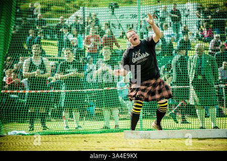 7 septembre 2013 - Braemar, Écosse, Royaume-Uni - un athlète participe au lancer du marteau aux Jeux annuels des Highlands de Braemer au Princess Royal and Duke of Fife Memorial Park - S.M. la Reine avec S.A.R. le Prince Philip et le Prince Charles ont assisté au Braemar Royal Highland Gathering 2013 qui s'est tenu au Princess Royal and Duke of Fife Memorial Park. Sa Majesté a également décerné des trophées aux gagnants. (Crédit image : © Matthias Oesterle/ZUMA Wire/ZUMAPRESS.com) Banque D'Images