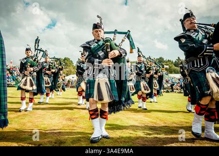 7 septembre 2013 - Braemar, Écosse, Royaume-Uni - Un orchestre de pipes participe à la marche pendant les Jeux annuels des Highlands de Braemer au Princess Royal and Duke of Fife Memorial Park - S.M. la Reine avec S.A.R. le Prince Philip et le Prince Charles ont assisté au Braemar Royal Highland Gathering 2013 qui s'est tenu au Princess Royal and Duke of Fife Memorial Park. Sa Majesté a également décerné des trophées aux gagnants. (Crédit image : © Matthias Oesterle/ZUMA Wire/ZUMAPRESS.com) Banque D'Images