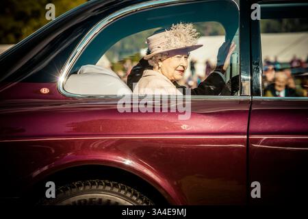 7 septembre 2013 - Braemar, Écosse, Royaume-Uni - S.M. LA REINE quitte les Jeux annuels de Braemer Highland au Parc commémoratif de la Princesse Royale et du Duc de Fife - S.M. la reine avec S.A.R. le Prince Philip et le Prince Charles ont assisté au Braemar Royal Highland Gathering 2013 qui s'est tenu au Parc commémoratif de la Princesse Royale et du Duc de Fife. Sa Majesté a également décerné des trophées aux gagnants. (Crédit image : © Matthias Oesterle/ZUMA Wire/ZUMAPRESS.com) Banque D'Images