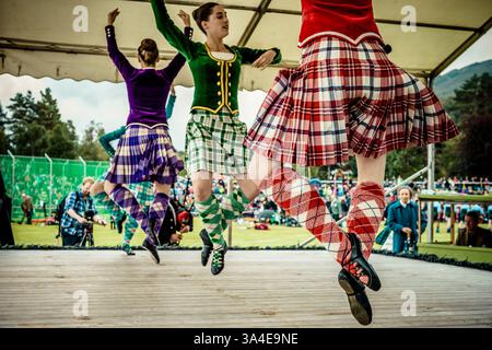 7 septembre 2013 - Braemar, Écosse, Royaume-Uni - compétition de danse des Highlands pendant les Jeux annuels de Braemer Highland au Parc commémoratif de la Princesse Royale et du Duc de Fife - S.M. la Reine avec S.A.R. le Prince Philip et le Prince Charles ont assisté au Braemar Royal Highland Gathering 2013 qui s'est tenu au Parc commémoratif de la Princesse Royale et du Duc de Fife. Sa Majesté a également décerné des trophées aux gagnants. (Crédit image : © Matthias Oesterle/ZUMA Wire/ZUMAPRESS.com) Banque D'Images