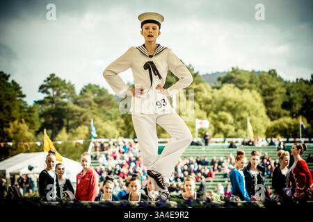 7 septembre 2013 - Braemar, Écosse, Royaume-Uni - compétition des marins dansants pendant les Jeux annuels de Braemer Highland au Parc commémoratif de la Princesse Royale et du Duc de Fife - S.M. la Reine avec S.A.R. le Prince Philip et le Prince Charles ont assisté au Braemar Royal Highland Gathering 2013 qui s'est tenu au Parc commémoratif de la Princesse Royale et du Duc de Fife. Sa Majesté a également décerné des trophées aux gagnants. (Crédit image : © Matthias Oesterle/ZUMA Wire/ZUMAPRESS.com) Banque D'Images