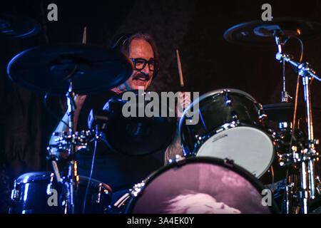 Buenos Aires (18 mars 2025). Le groupe de rock alternatif Garbage (Butch Vig, batterie) joue en live au stade Obras, Buenos Aires, Argentine. Crédit : Mariano Garcia/Alamy Live News Banque D'Images