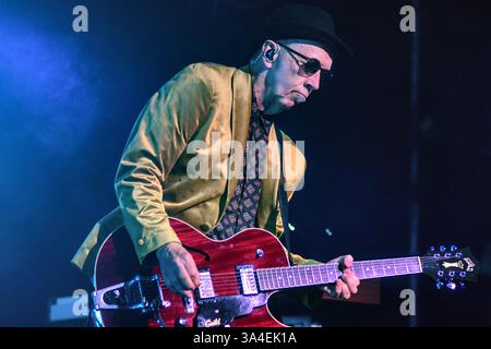 Buenos Aires (18 mars 2025). Le groupe de rock alternatif Garbage (Duke Erikson, guitare) joue en concert au stade Obras, Buenos Aires, Argentine. Crédit : Mariano Garcia/Alamy Live News Banque D'Images