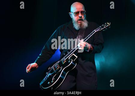 Buenos Aires (18 mars 2025). Le groupe de rock alternatif Garbage (Steve Marker, guitare) joue en concert au stade Obras, Buenos Aires, Argentine. Crédit : Mariano Garcia/Alamy Live News Banque D'Images