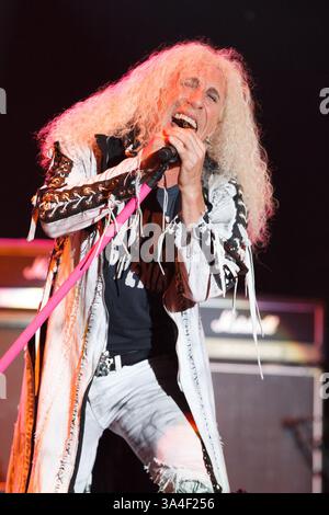 24 mai 2014 - Pryor, Oklahoma, U. S - la chanteuse DEE SNIDER du groupe de rock américain Twisted Sister se produit pendant Rocklahoma au Catch the Fever Festival Grounds le 24 mai 2014 à Pryor, Oklahoma. (Crédit image : © Kevin Pyle/ZUMAPRESS.com) Banque D'Images
