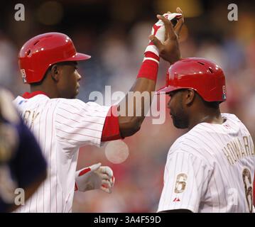 26 mai 2014 - Philadelphie, PA, États-Unis - Ryan Howard félicite John Mayberry, à gauche, après sa 7e manche à l'occasion de la victoire des Phillies de Philadelphie contre les Rockies du Colorado 9-0 lundi 26 mai 2014 au Citizens Bank Park à Philadelphie. (Crédit image : © Ron Cortes/MCT/ZUMAPRESS.com) Banque D'Images