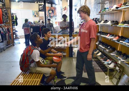 21 juin 2014 - Charlotte, Caroline du Nord, États-Unis - de gauche à droite, Ken Johnson, 14 ans, Parker Sharpe, 14 ans et Ben Kronzer, 14 ans, jetez un coup d'œil aux chaussures au Black Sheep Skate Shop le 21 juin 2014 à Charlotte, Caroline du Nord Black Sheep, fondée et dirigée par Josh Frazier, a réussi à faire croître son entreprise grâce au bouche à oreille et au buzz des médias sociaux. (Crédit image : © John D. Simmons/MCT/ZUMA Wire) Banque D'Images