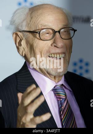 27 juin 2014 - Los Angeles, Californie, États-Unis S - Eli Wallach, célèbre acteur de personnage dont le travail comprenait des performances dans ''The Magnificent Seven'' et ''The Good, The Bad and the Ugly'', est décédé à l'âge de 98 ans. Mardi 24, 2014. PHOTO : L'acteur Eli Wallach assiste à la projection du TCM Classic film Festival d'une étoile est née au Grauman's Chinese Theater le jeudi 22 avril 2010 à Hollywood, Californie. (Crédit image : © Prensa Internacional/ZUMAPRESS.com) Banque D'Images