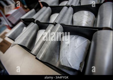 5 juillet 2014 - Liverpool, Angleterre, Royaume-Uni - L'artiste britannique Gavin Turk et ses tasses en polystyrène 'édition limitée' avec empreinte de voiture .. Liverpool Royaume-Uni . 05 juillet 2014. La Vauxhall Art car Boot Fair Liverpool Edition samedi 5 juillet 2014, . Wolstenholme Square, Liverpool L1..se joignant au convoi londonien se trouve une nouvelle équipe de booters de LiverpoolÃs Finest Astro Love Hotels, Candyfloss Haircuts, Hook-a Brain stress relief, incroyablement brillantes sculptures en pâte de papier, un stand à gâteaux Firenza, des produits de boulangerie maison, The Hunt & Darton cafÅ½ qui est une installation artistique en direct qui sert une nourriture fabuleuse... le Liverpool A. Banque D'Images