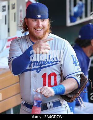 6 août 2014 - Anaheim, CA, I.E. États-Unis d'Amérique - 6 août 2014 : Los Angeles Dodgers et Los Angeles Angels d'Anaheim, Angel Stadium à Anaheim, CA. Justin Turner #10 est tout sourire avant le match dans la dugout des Dodgers. (Crédit image : © Peter Joneleit/Cal Sport Media/Cal Sport Media/ZUMAPRESS.com) Banque D'Images