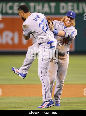 6 août 2014 - Anaheim, CA, États-Unis d'Amérique - 6 août 2014 : Los Angeles Dodgers et Los Angeles Angels d'Anaheim, Angel Stadium à Anaheim, CA. Matt Kemp #27 et Justin Turner #10 célèbrent la victoire des Dodgers. (Crédit image : © Peter Joneleit/Cal Sport Media/Cal Sport Media/ZUMAPRESS.com) Banque D'Images
