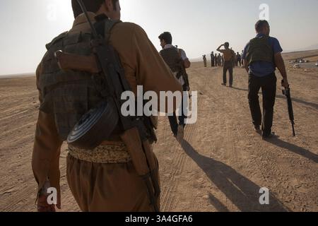 7 août 2014 - Kalak, Irak - les Pershmergas kurdes se rassemblent sur les lignes de front, à l'ouest de la capitale irakienne, Irbil, face à des militants de l'État islamique à un peu plus d'un mile de distance. Des centaines de soldats réguliers ont été rejoints par des peshmergas à la retraite et des volontaires pour protéger la capitale. (Crédit image : © Mitchell Prothero/MCT/ZUMA Wire) Banque D'Images