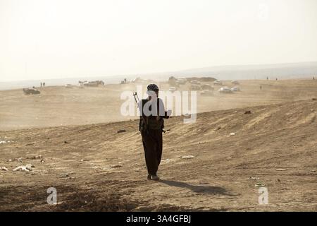 7 août 2014 - Kalak, IRQ - les Pershmergas kurdes se rassemblent sur les lignes de front à Kalak, à l'ouest de la capitale kurde irakienne Irbil, face à des militants de l'État islamique à un peu plus d'un mile de distance le 7 août 2014. Des centaines de soldats réguliers ont été rejoints par des peshmergas à la retraite et des volontaires pour protéger la capitale. (Crédit image : © Mitchell Prothero/MCT/ZUMA Wire) Banque D'Images
