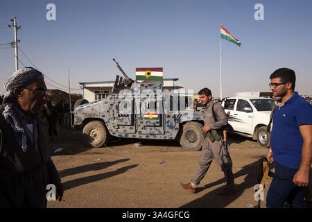 7 août 2014 - Kalak, IRQ - les Pershmergas kurdes se rassemblent sur les lignes de front à Kalak, à l'ouest de la capitale irakienne Irbil, face à des militants de l'État islamique à un peu plus d'un mile de distance le 7 août 2014. Des centaines de soldats réguliers ont été rejoints par des peshmergas à la retraite et des volontaires pour protéger la capitale. (Crédit image : © Mitchell Prothero/MCT/ZUMA Wire) Banque D'Images