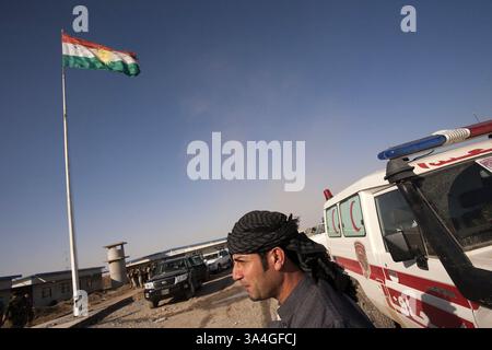 7 août 2014 - Kalak, IRQ - les Pershmergas kurdes se rassemblent sur les lignes de front à Kalak, à l'ouest de la capitale irakienne Irbil, face à des militants de l'État islamique à un peu plus d'un mile de distance le 7 août 2014. Des centaines de soldats réguliers ont été rejoints par des peshmergas à la retraite et des volontaires pour protéger la capitale. (Crédit image : © Mitchell Prothero/MCT/ZUMA Wire) Banque D'Images