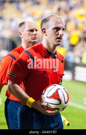 20 septembre 2014 - Columbus, OH, États-Unis d'Amérique - L'arbitre en chef quitte le terrain après le match de football de la MLS entre New England Revolution et Columbus Crew au Columbus Crew Stadium, à Columbus OHIO. 20 septembre 2014 - Dorn BYG/CSM(crédit image : © Dorn BYG/Cal Sport Media/ZUMAPRESS.com) Banque D'Images