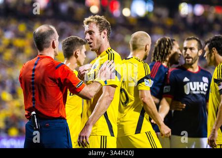 20 septembre 2014 - Columbus, OH, États-Unis d'Amérique - L'arbitre en chef explique ce qu'il a décidé du match de football de la MLS entre New England Revolution et Columbus Crew au Columbus Crew Stadium, à Columbus OH. 20 septembre 2014 - Dorn BYG/CSM(crédit image : © Dorn BYG/Cal Sport Media/ZUMAPRESS.com) Banque D'Images