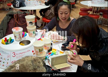 Les visiteurs fabriquent des contenants personnalisés de nouilles Nissin Cup dans la zone d'usine Cup Noodles à l'intérieur du musée Cup Noodles à Yokohama, au Japon. Banque D'Images