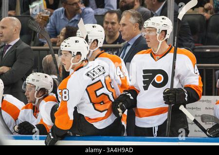 29 septembre 2014 - Manhattan, New York, U. S - 29 septembre 2014 : Craig Berube, entraîneur-chef des Flyers de Philadelphie, regarde depuis le banc pendant le match entre les Rangers de New York et les Flyers de Philadelphie au Madison Square Garden à Manhattan, New York . Les Rangers de New York battent les Flyers de Philadelphie 6-3. Crédit obligatoire : Kostas Lymperopoulos/ CSM (crédit image : © Kostas Lymperopoulos/Cal Sport Media/ZUMAPRESS.com) Banque D'Images