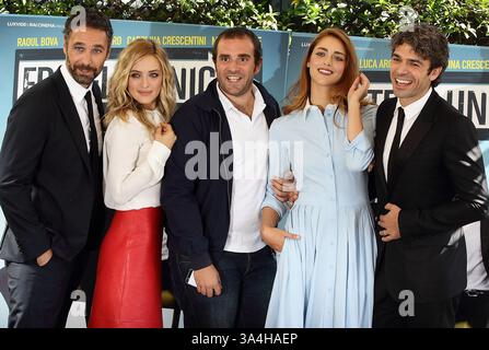 30 septembre 2014 - Rome, Italie - L'acteur italien RAOUL Bova, l'actrice italienne CAROLINA CRESCENTINI, le réalisateur italien ALESSIO MARIA FEDERICI, l'actrice italienne MIRIAM LEONE et l'acteur italien Luca ARGENTERO posent lors de l'appel photo de Rome ''Fratelli unici''. (Crédit image : © Evandro Inetti/ZUMA Wire) Banque D'Images