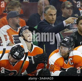 30 septembre 2014 - Philadelphie, PA, États-Unis - Craig Berube, entraîneur-chef des Flyers de Philadelphie, pointe vers son équipe sur la glace lors de la troisième période contre les Rangers de New York dans un match de pré-saison le mardi 30 septembre 2014. Les Flyers ont gagné, 4-2. (Crédit image : © Yong Kim/MCT/ZUMA Wire) Banque D'Images
