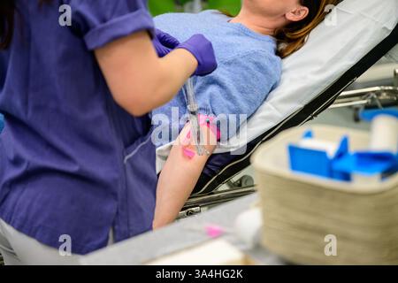 L'infirmière prélève un échantillon de sang du patient aux urgences. Photo : Magnus Lejhall / TT / code 10658 Banque D'Images
