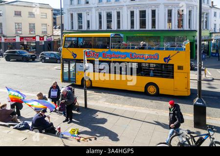 Yellow City Explorer Liverpool bus touristique à impériale à toit ouvert, Berry Street dans le centre-ville de Liverpool, Merseyside, Angleterre, Royaume-Uni Banque D'Images