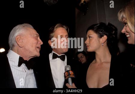 07 juillet 1997 ; Los Angeles, CA, États-Unis ; (PHOTO DU DOSSIER) [G-d] famille d'acteurs : le père KIRK DOUGLAS, son fils MICHAEL DOUGLAS, et l'épouse de Michael CATHERINE ZETA-JONES parlent avec l'animateur de E ! Divertissement lors d'un événement inconnu. Banque D'Images
