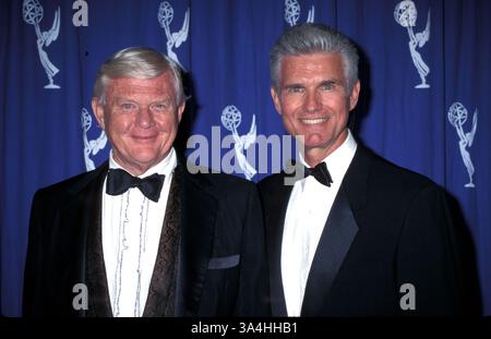 07 septembre 1997 ; Los Angeles, CA, États-Unis ; les acteurs MARTIN MILNER et KENT MCCORD sont les vedettes de l'émission télévisée des années 70 'ADAM-12'@ 1997 Technical Emmy Awards. Banque D'Images