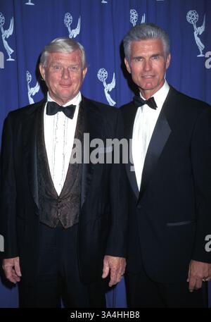 07 septembre 1997 ; Los Angeles, CA, États-Unis ; MARTIN MILNER et KENT McCord sont les vedettes de l'émission télévisée 70 ''ADAM-12'' @ 1997 Technical Emmy Awards. Banque D'Images