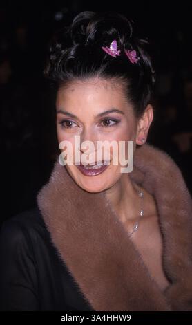 11 janvier 1998 ; Los Angeles, CA, États-Unis ; L'actrice TERI HATCHER @ 24e People's Choice Awards. Banque D'Images