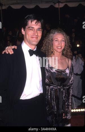 11 janvier 1998 ; Los Angeles, CA, États-Unis ; L'acteur THOMAS GIBSON et sa femme CHRISTINA @ les People's Choice Awards 1998. Banque D'Images