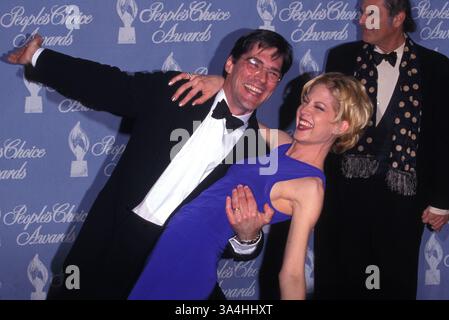 11 janvier 1998 ; Los Angeles, CA, États-Unis ; ''DHARMA & GREG'' acteurs THOMAS GIBSON & JENNA ELFMAN @ 1998 People's Choice Awards. Banque D'Images