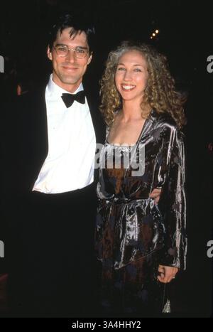 11 janvier 1998 ; Los Angeles, CA, États-Unis ; L'acteur THOMAS GIBSON et sa femme CHRISTINA @ les People's Choice Awards 1998. Banque D'Images