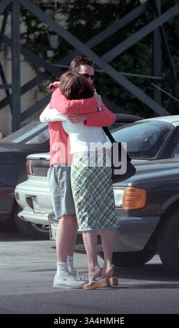 01 juin 2000 ; Los Angeles, CA, États-Unis ; L'acteur MATTHEW PERRY embrasse sa nouvelle petite amie Gabrielle Bober sur un parking à Los Angeles. Banque D'Images