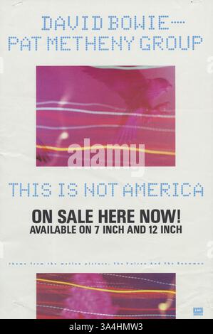 David Bowie, Pat Metheny Group ce n'est pas l'Amérique 7 et 12 pouces simple dans la publicité promotionnelle de magasin A3. Enregistrements EMI. This is Not Americais une chanson du chanteur anglais David Bowie et du groupe de jazz fusion américain The Pat Metheny Group, tirée de la bande originale du film The Falcon and the Snowman de 1985. Il est sorti en tant que single en février 1985, atteignant la 14e place au Royaume-Uni et la 32e place aux États-Unis. Banque D'Images