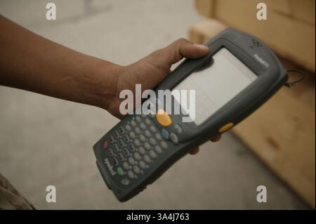 15 avril 2004 ; Camp Taqaddum (Iraq) ; Cpl BLANCA HERNANDEZ, un commis à l'entrepôt de l'unité de gestion des approvisionnements du Groupe de soutien des services de combat 15 enregistre le contenu d'une boîte à l'aide du lecteur de codes à barres du système intégré de suivi automatisé de récupération du stockage le 15 avril 2004, au Camp Taqaddum, en Irak. Les Marines avec la SMU, qui fait partie du 1st Force Service support Group, reçoivent et distribuent des fournitures pour la I Marine Expeditionary Force dans tout l'Irak. L'unité a apporté plusieurs améliorations depuis l'année dernière dans la façon dont les approvisionnements sont acheminés dans une zone de combat. Le STRATIS aide l'inventaire des Marines Banque D'Images