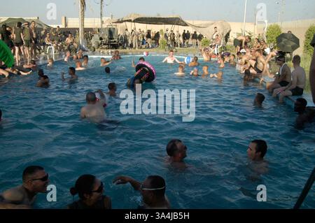04 juillet 2004 ; Camp Fallujah, Irak ; Marines, les marins et les soldats de l'équipe de combat régimentaire 1 ont apprécié leur journée de l'indépendance dans et hors de la piscine au centre de repos et de relaxation du Camp Fallujah dimanche. Banque D'Images